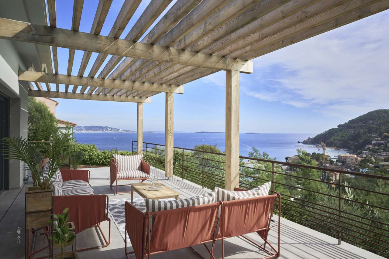 With stunning sea views and ideally situated in a quiet elevated setting, y