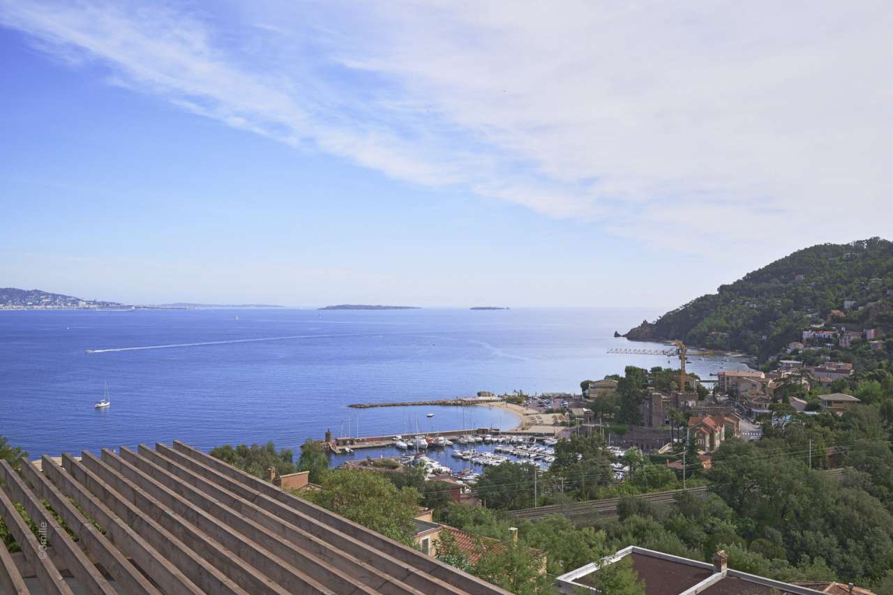 With stunning sea views and ideally situated in a quiet elevated setting, y