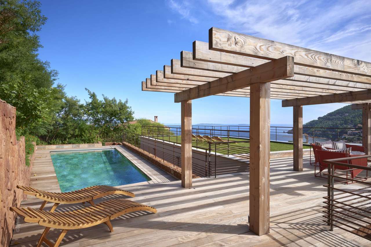 With stunning sea views and ideally situated in a quiet elevated setting, y