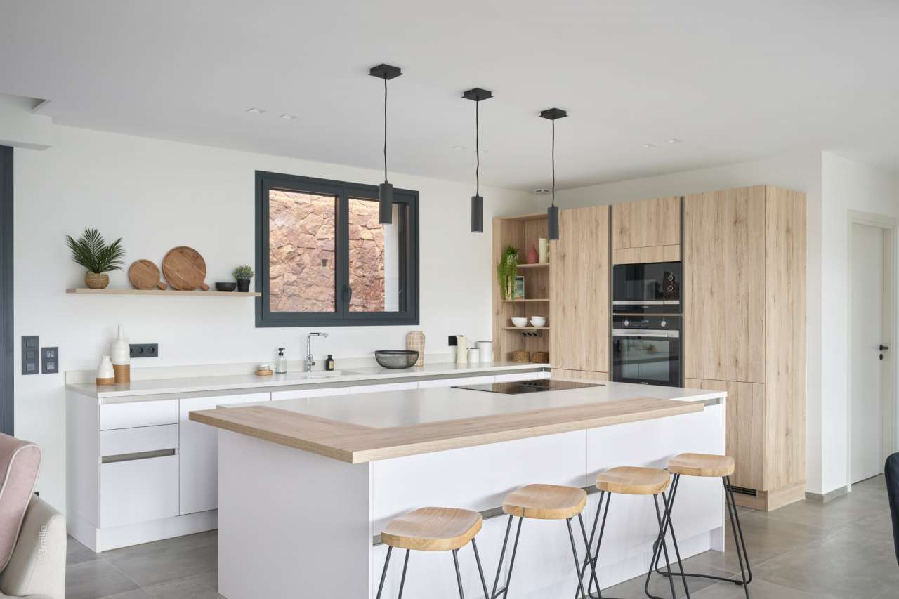 With stunning sea views and ideally situated in a quiet elevated setting, y