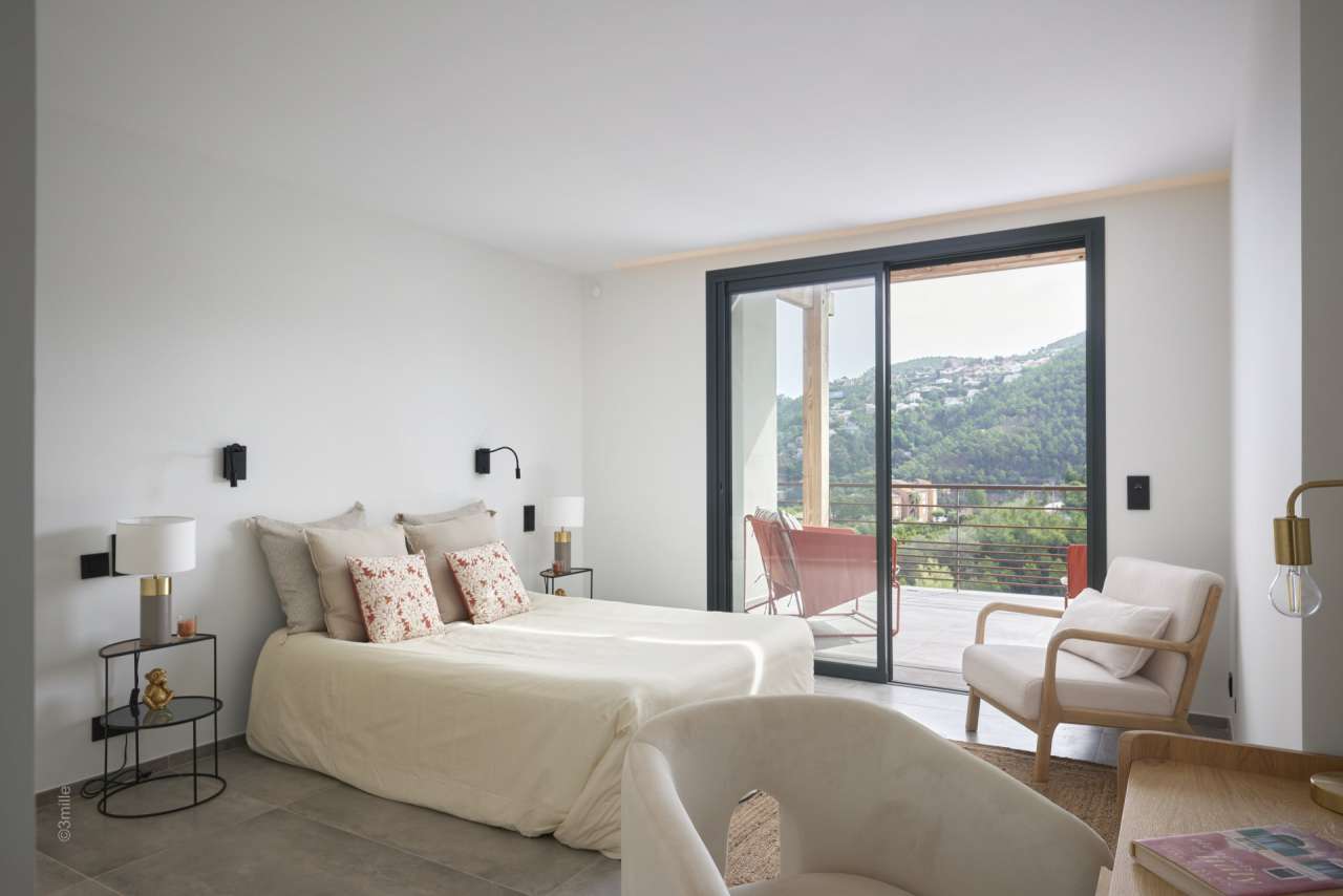 With stunning sea views and ideally situated in a quiet elevated setting, y