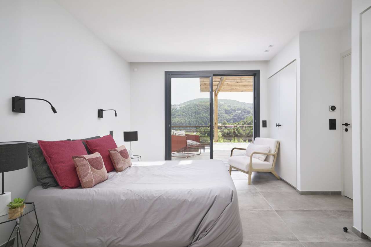 With stunning sea views and ideally situated in a quiet elevated setting, y