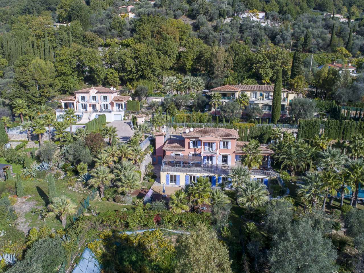Luxurious 5 bedroom neo-Provencal style villa, plus a 2 bedroom apartment,