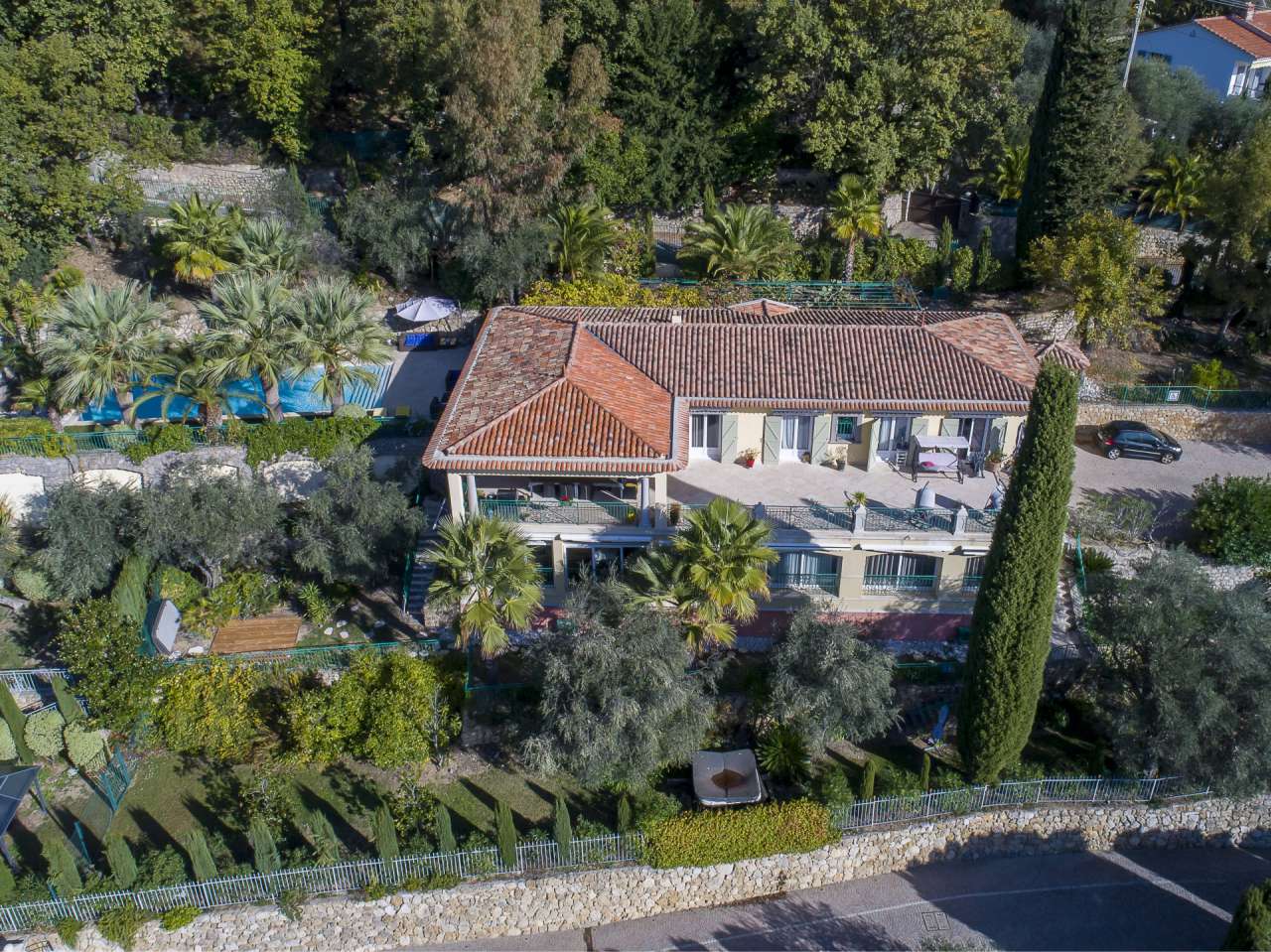 Luxurious 5 bedroom neo-Provencal style villa, plus a 2 bedroom apartment,