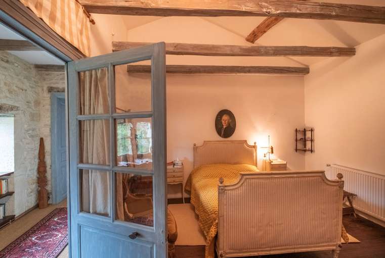 Nestling in over 11 acres of glorious land is this fabulous South East faci