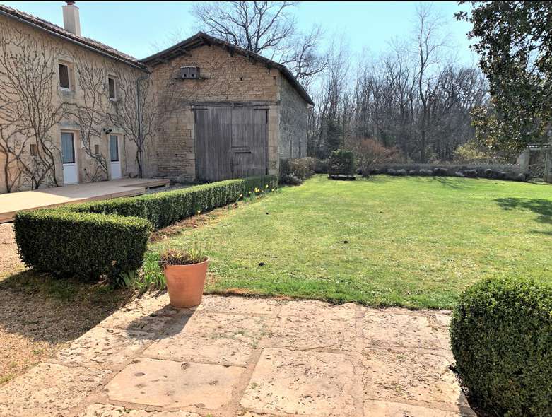 Nestling in over 11 acres of glorious land is this fabulous South East faci