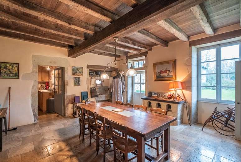 Nestling in over 11 acres of glorious land is this fabulous South East faci