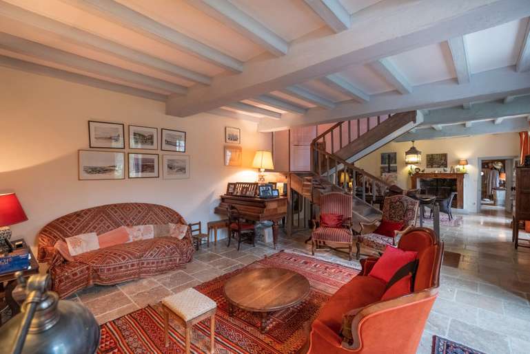 Nestling in over 11 acres of glorious land is this fabulous South East faci