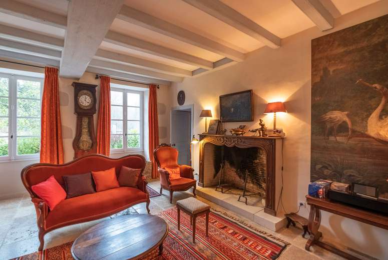 Nestling in over 11 acres of glorious land is this fabulous South East faci