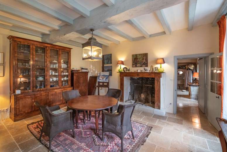 Nestling in over 11 acres of glorious land is this fabulous South East faci