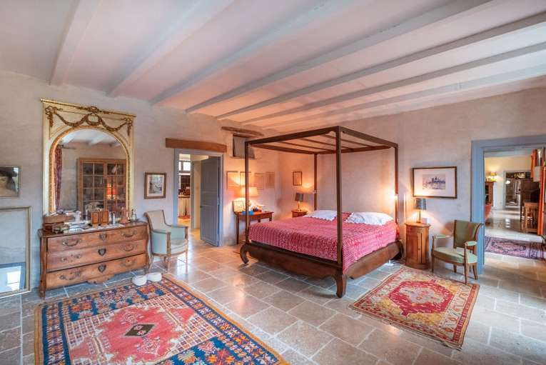 Nestling in over 11 acres of glorious land is this fabulous South East faci