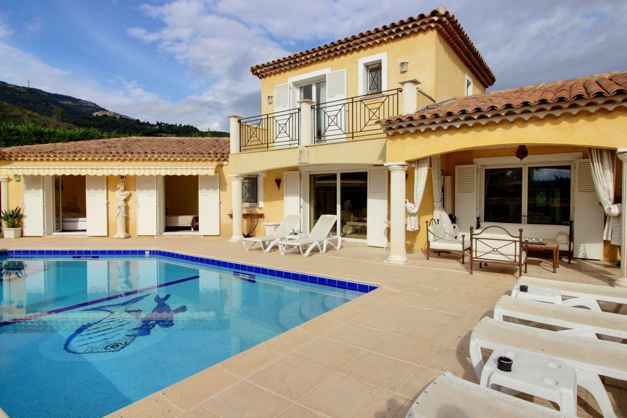 Beautifully presented 5 bedroom villa, which is ideally situated within a q