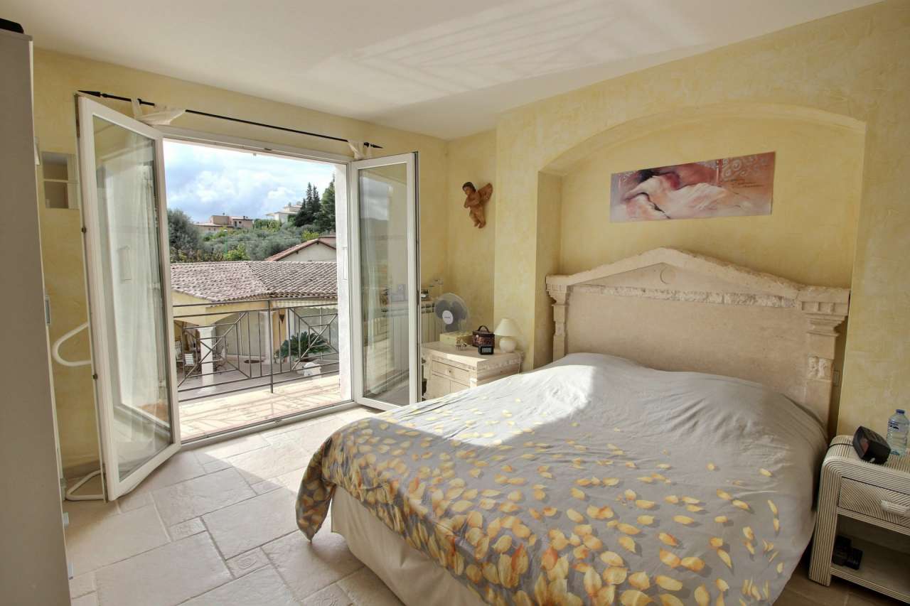 Beautifully presented 5 bedroom villa, which is ideally situated within a q