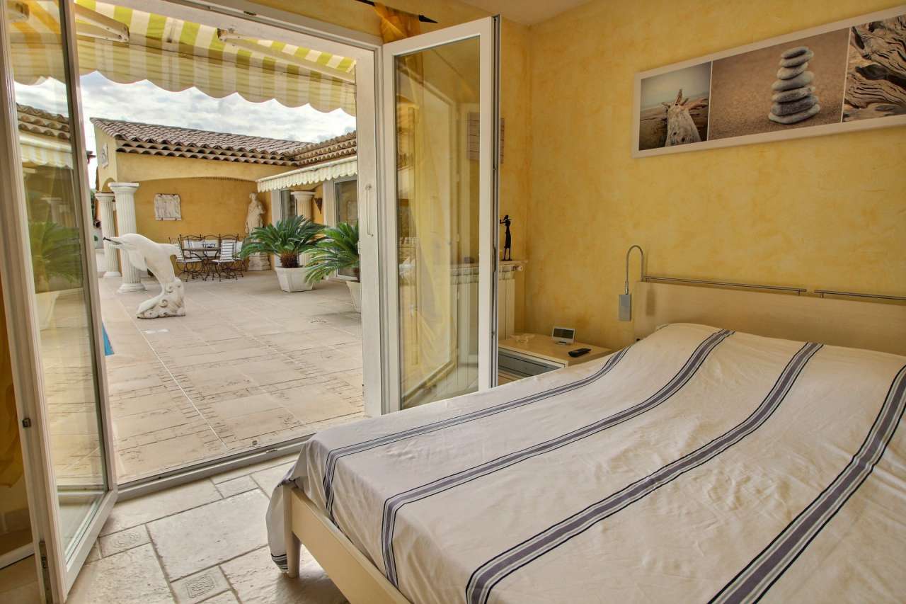 Beautifully presented 5 bedroom villa, which is ideally situated within a q