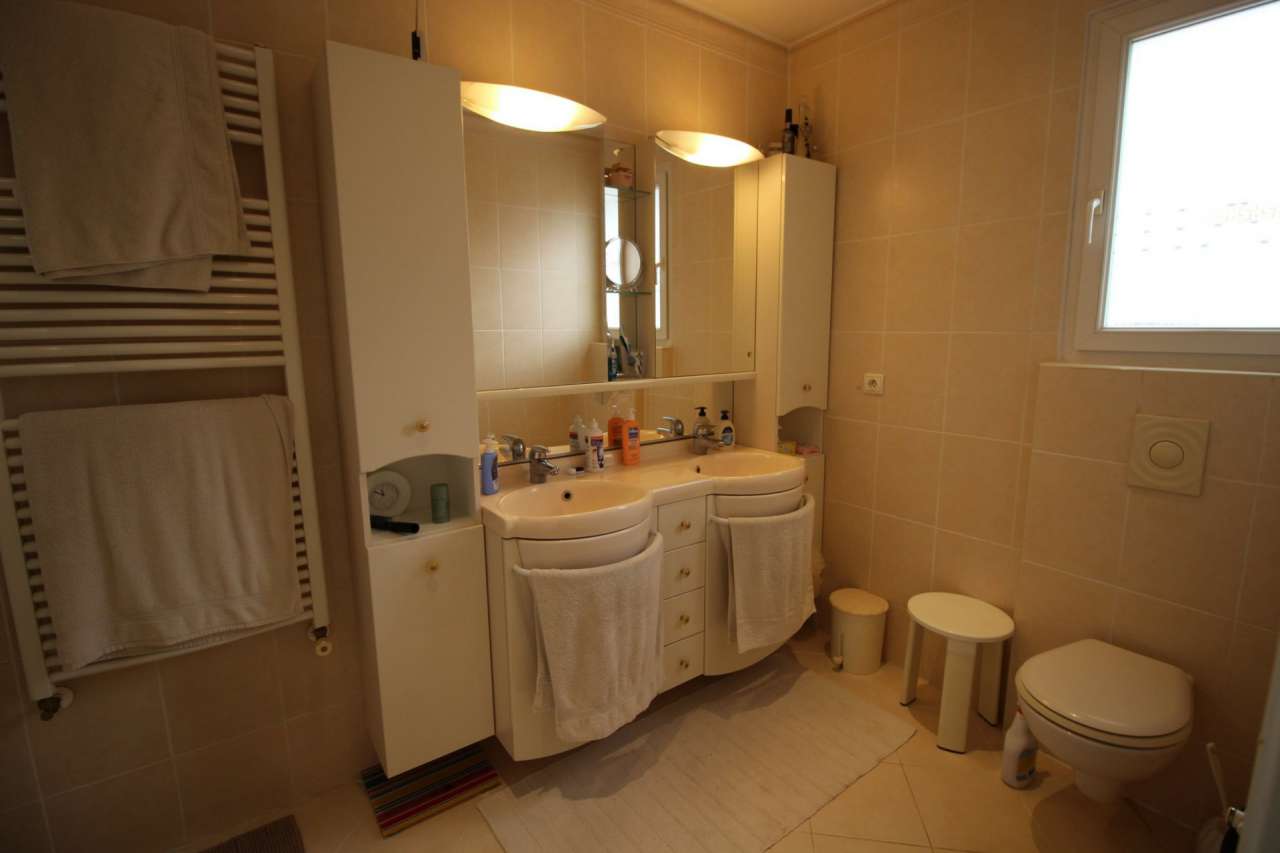 Beautifully presented 5 bedroom villa, which is ideally situated within a q