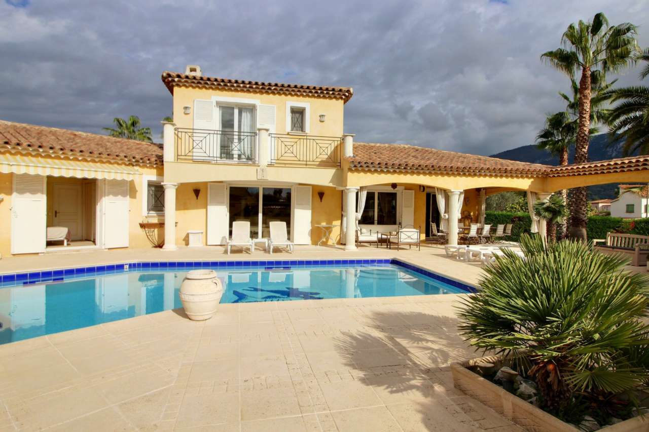 Beautifully presented 5 bedroom villa, which is ideally situated within a q