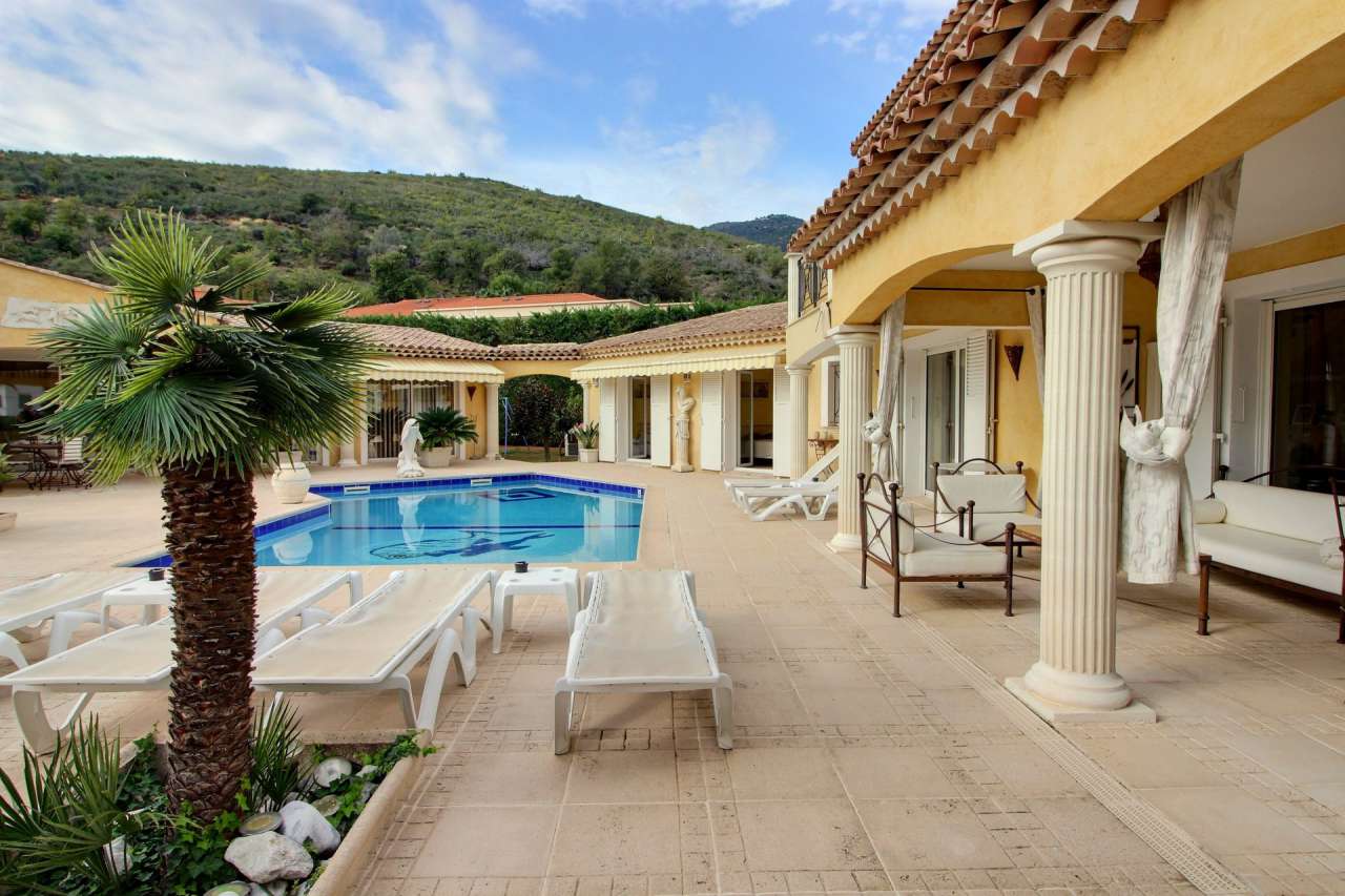 Beautifully presented 5 bedroom villa, which is ideally situated within a q