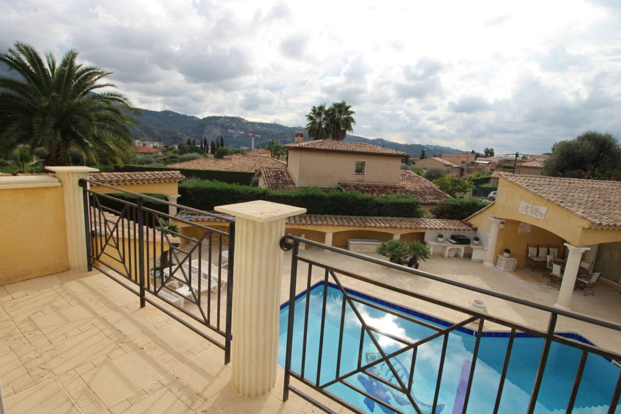 Beautifully presented 5 bedroom villa, which is ideally situated within a q