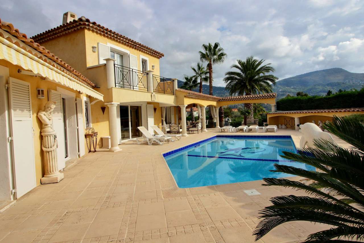 Beautifully presented 5 bedroom villa, which is ideally situated within a q