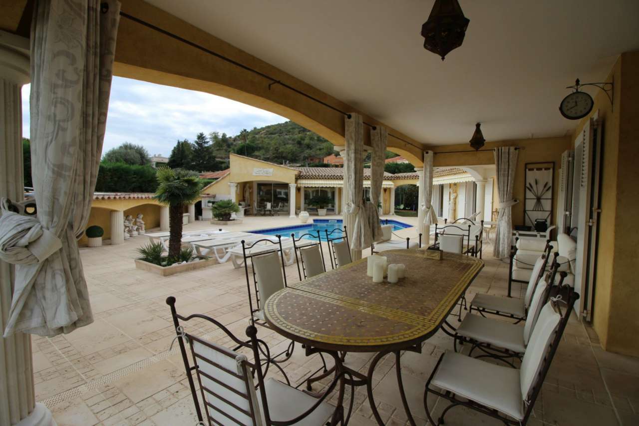Beautifully presented 5 bedroom villa, which is ideally situated within a q