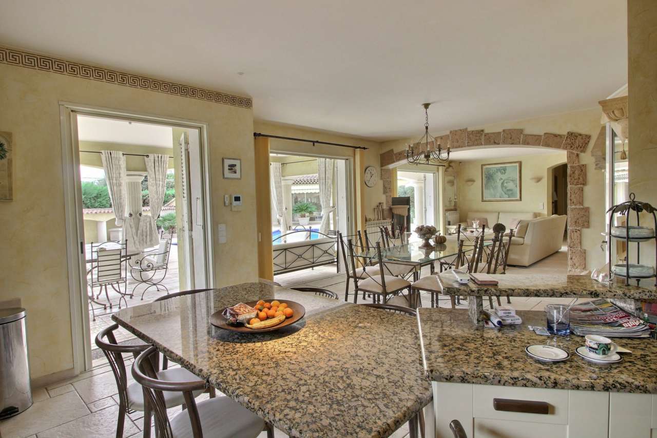 Beautifully presented 5 bedroom villa, which is ideally situated within a q