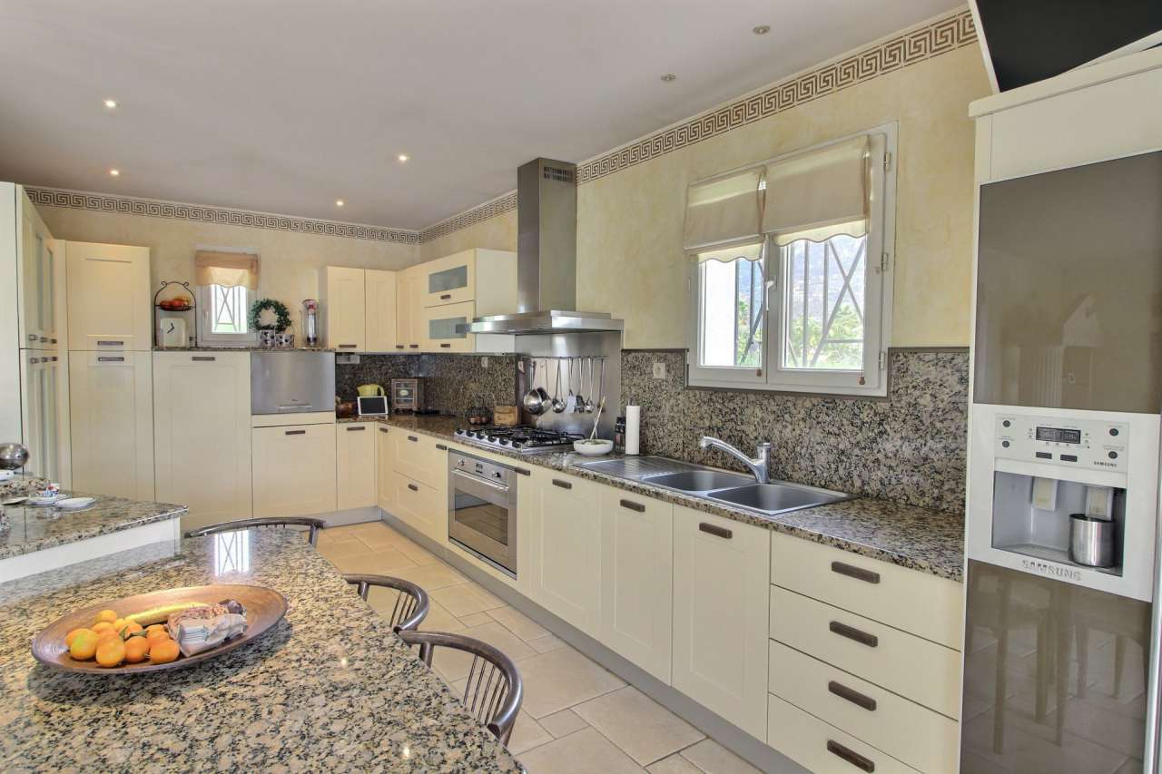 Beautifully presented 5 bedroom villa, which is ideally situated within a q