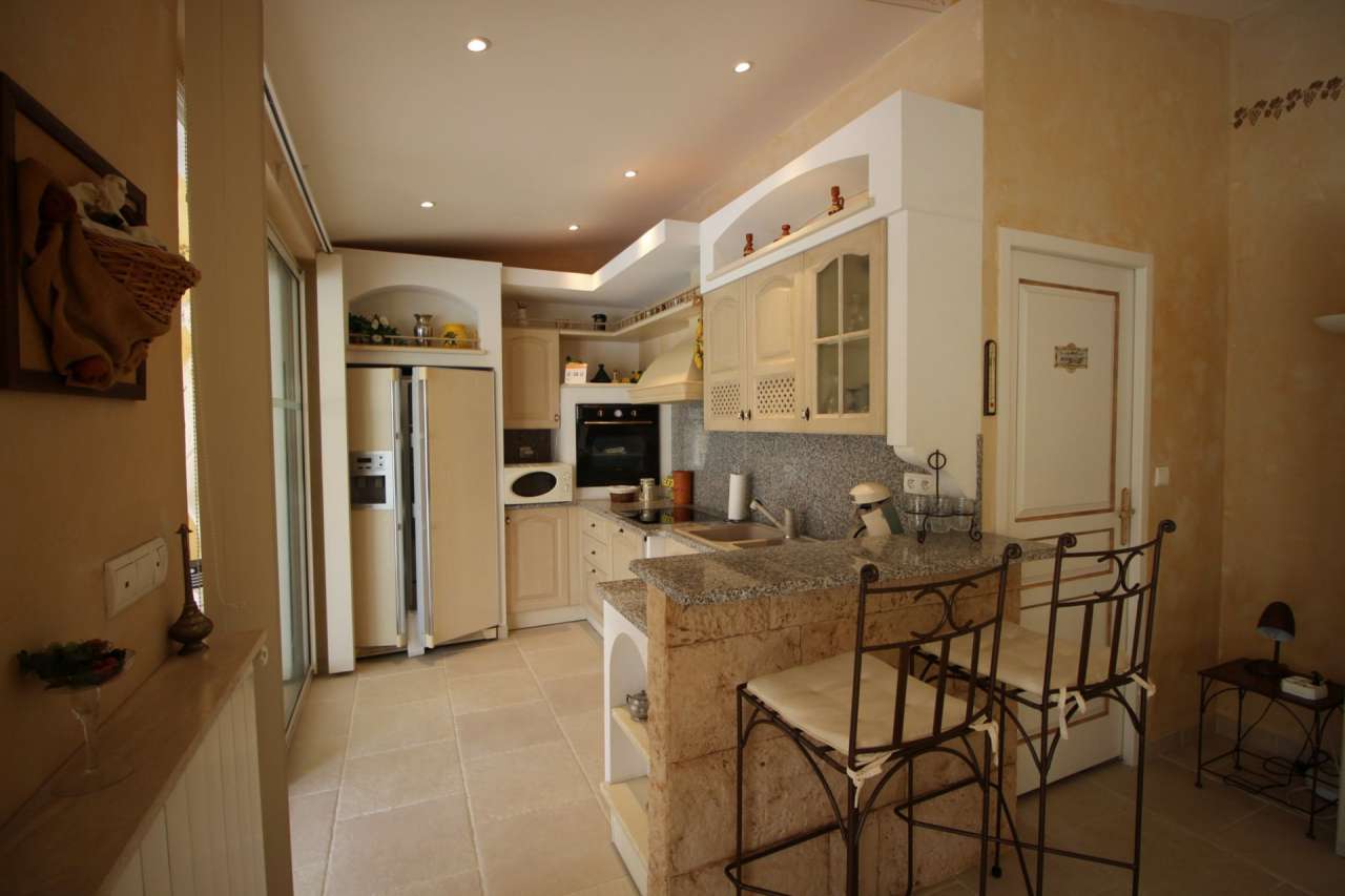 Beautifully presented 5 bedroom villa, which is ideally situated within a q