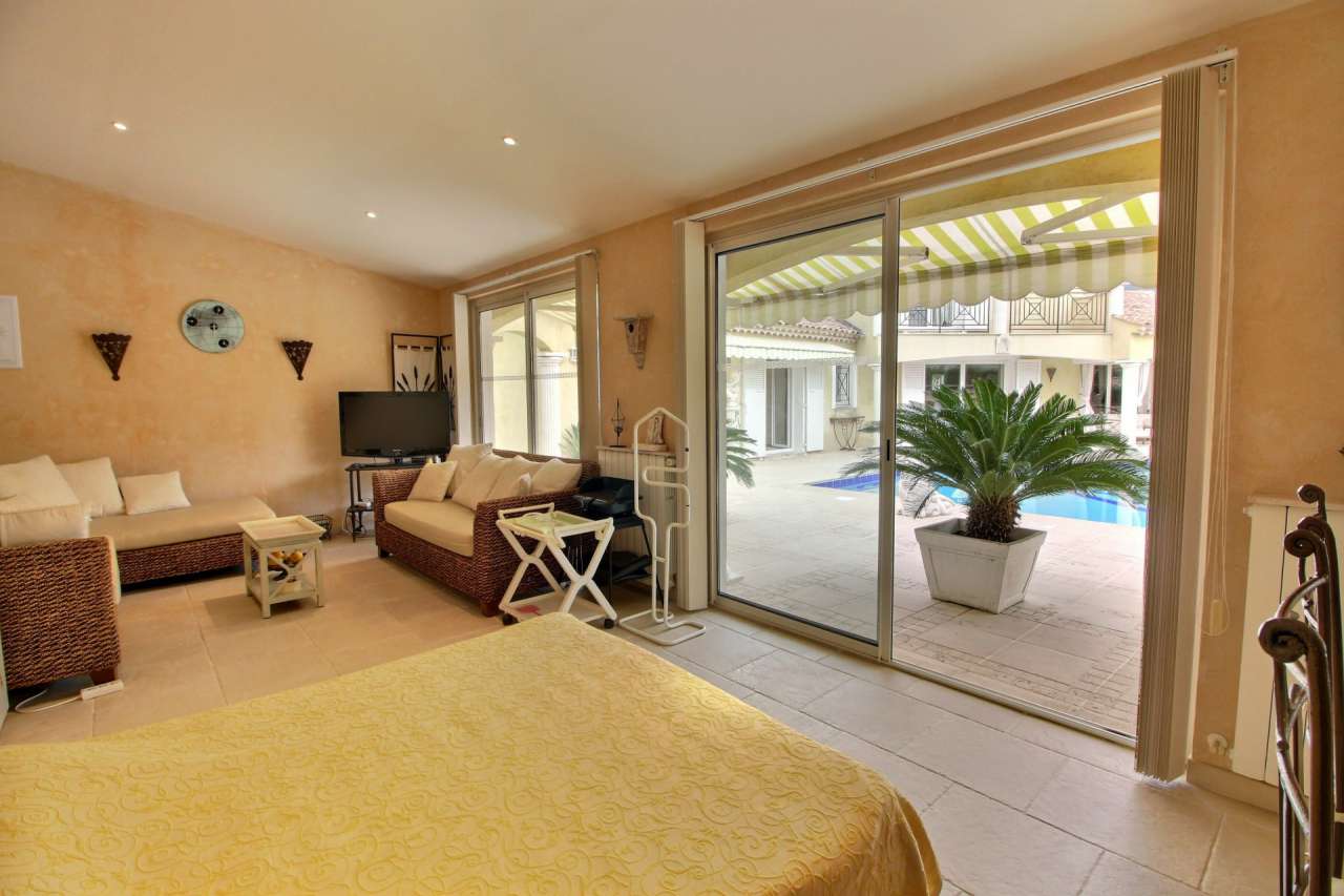 Beautifully presented 5 bedroom villa, which is ideally situated within a q