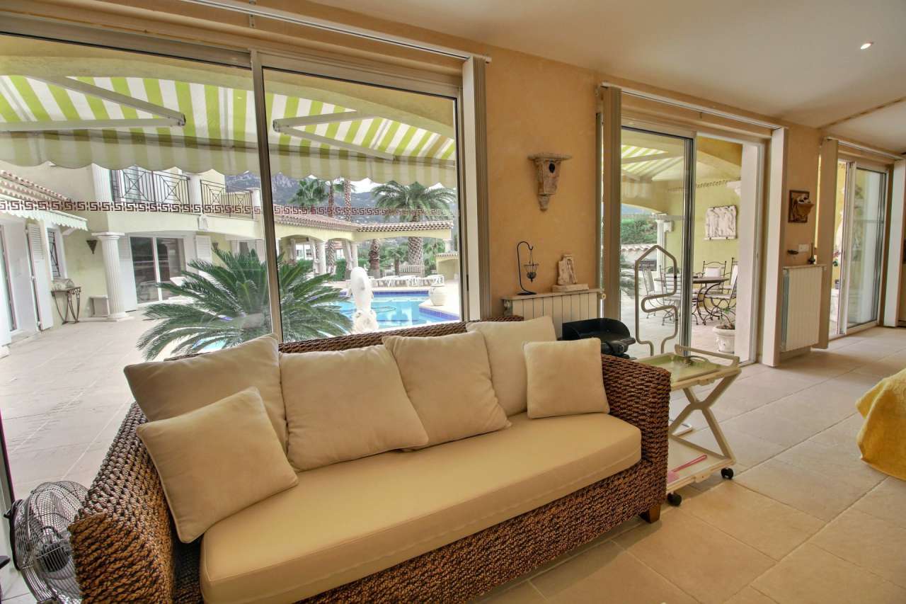 Beautifully presented 5 bedroom villa, which is ideally situated within a q