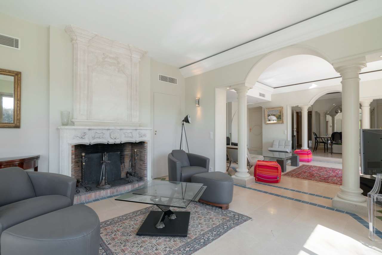 With panoramic sea views, this superb 4 bedroom villa has a total spacious