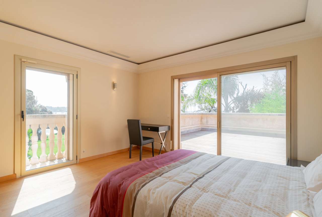 With panoramic sea views, this superb 4 bedroom villa has a total spacious