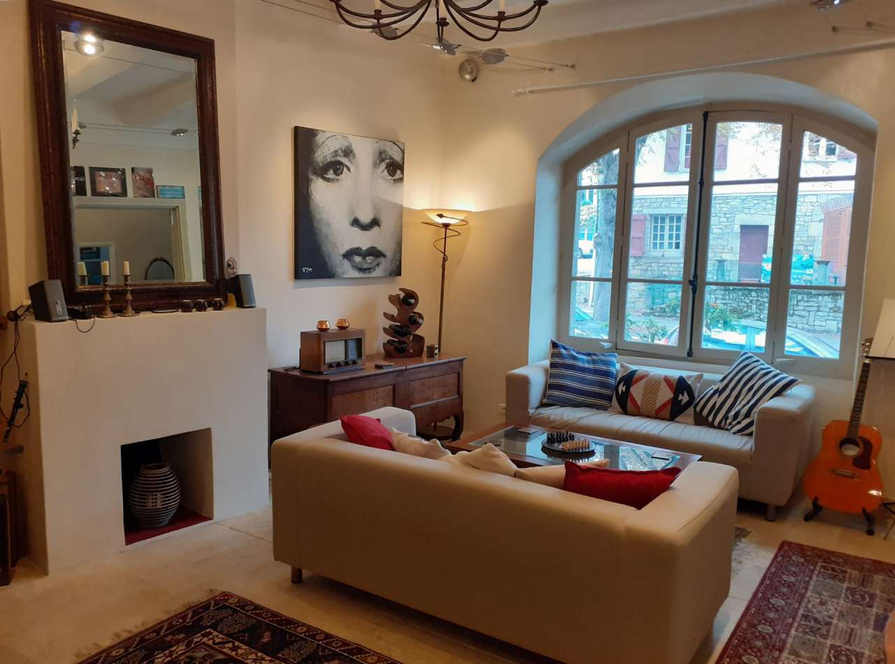 Wonderful opportunity for a lifestyle change with this 5-bedroom Nineteenth