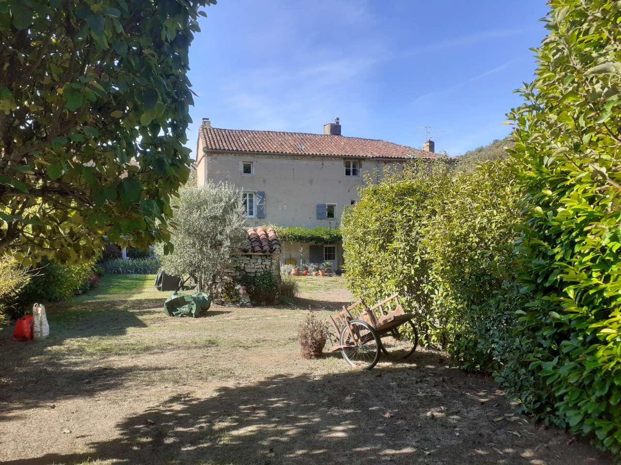 Wonderful opportunity for a lifestyle change with this 5-bedroom Nineteenth