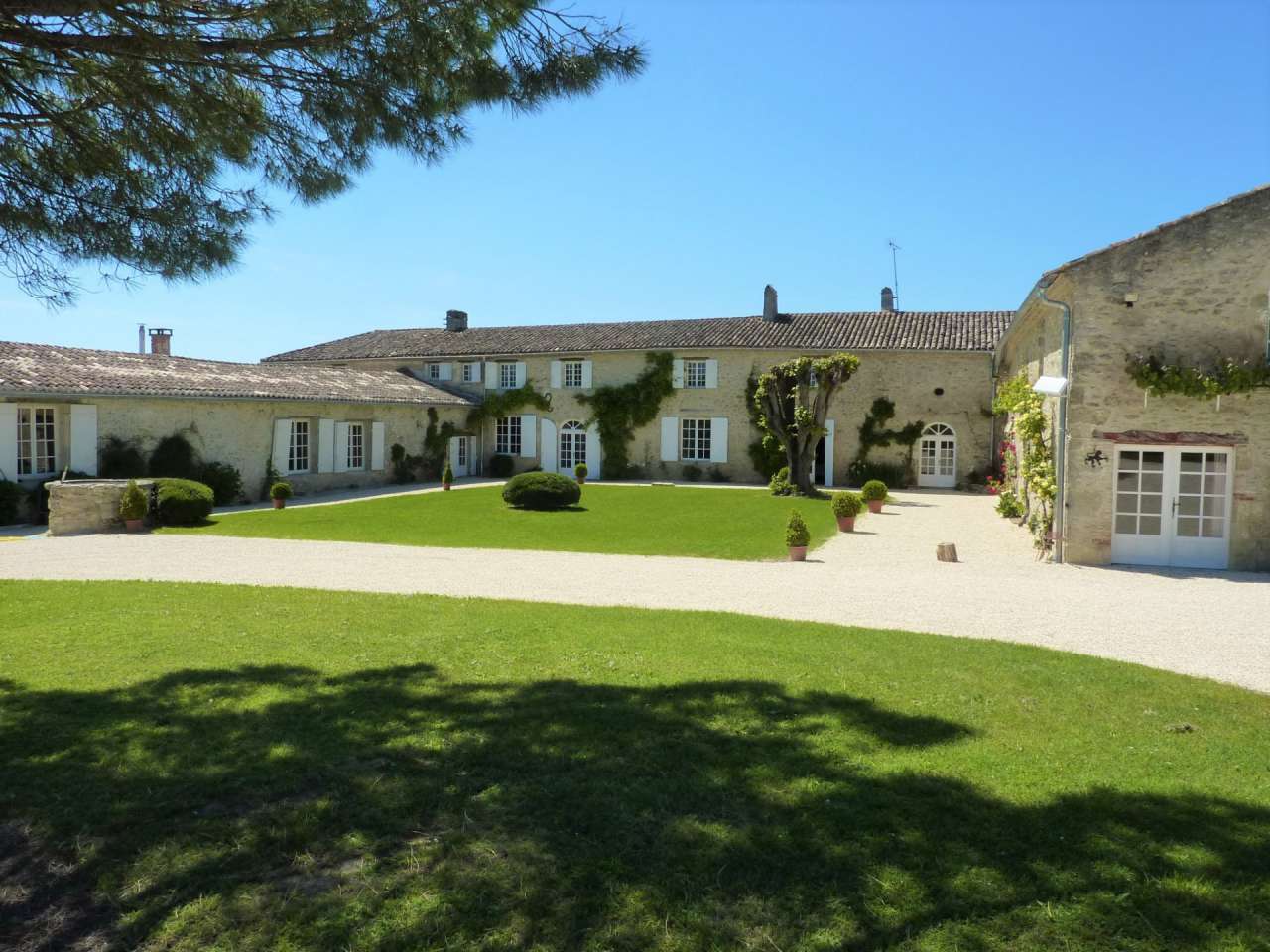 Stunning stone built estate located in a quiet setting in Duras, with a vas