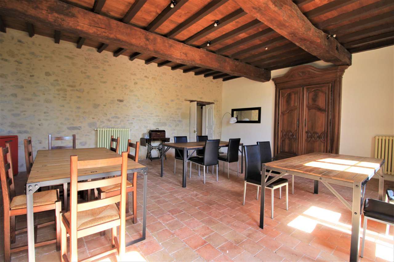 Stunning stone built estate located in a quiet setting in Duras, with a vas