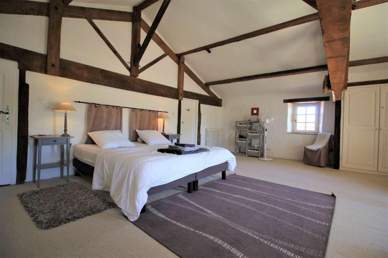 Stunning stone built estate located in a quiet setting in Duras, with a vas