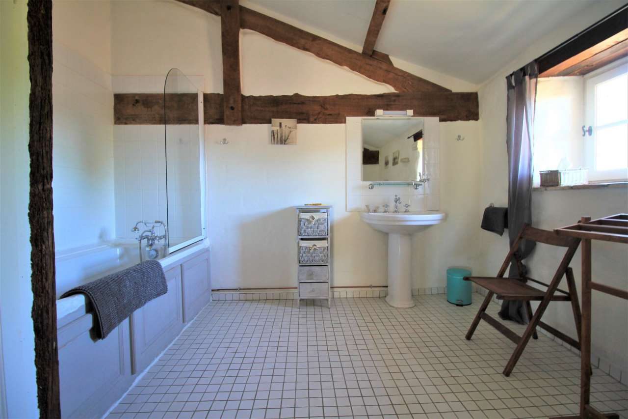 Stunning stone built estate located in a quiet setting in Duras, with a vas