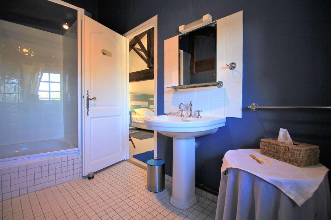 Stunning stone built estate located in a quiet setting in Duras, with a vas