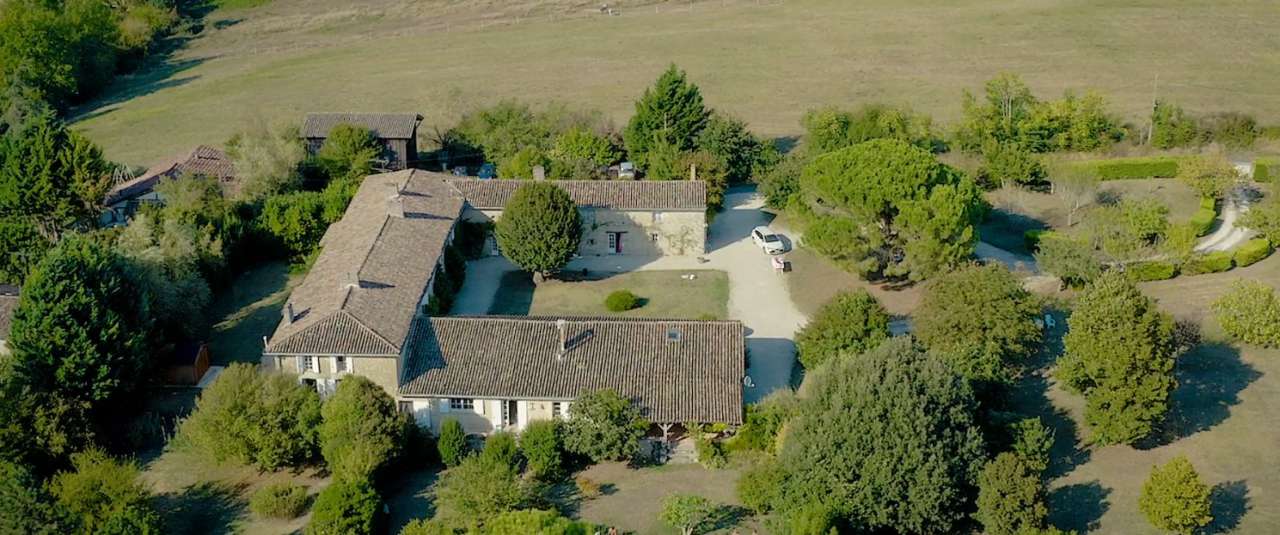 Stunning stone built estate located in a quiet setting in Duras, with a vas