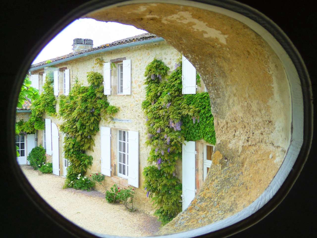 Stunning stone built estate located in a quiet setting in Duras, with a vas