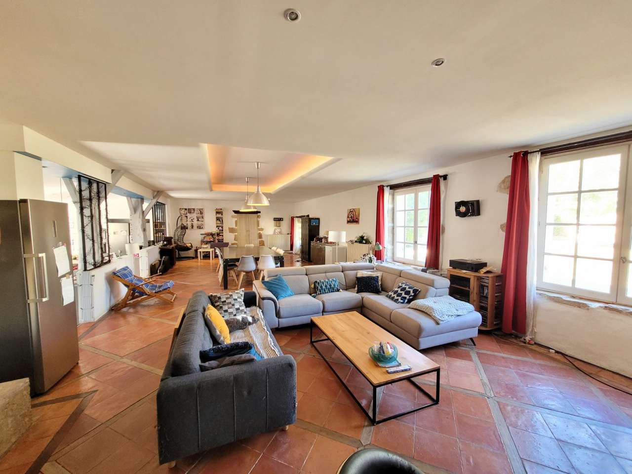 Stunning stone built estate located in a quiet setting in Duras, with a vas