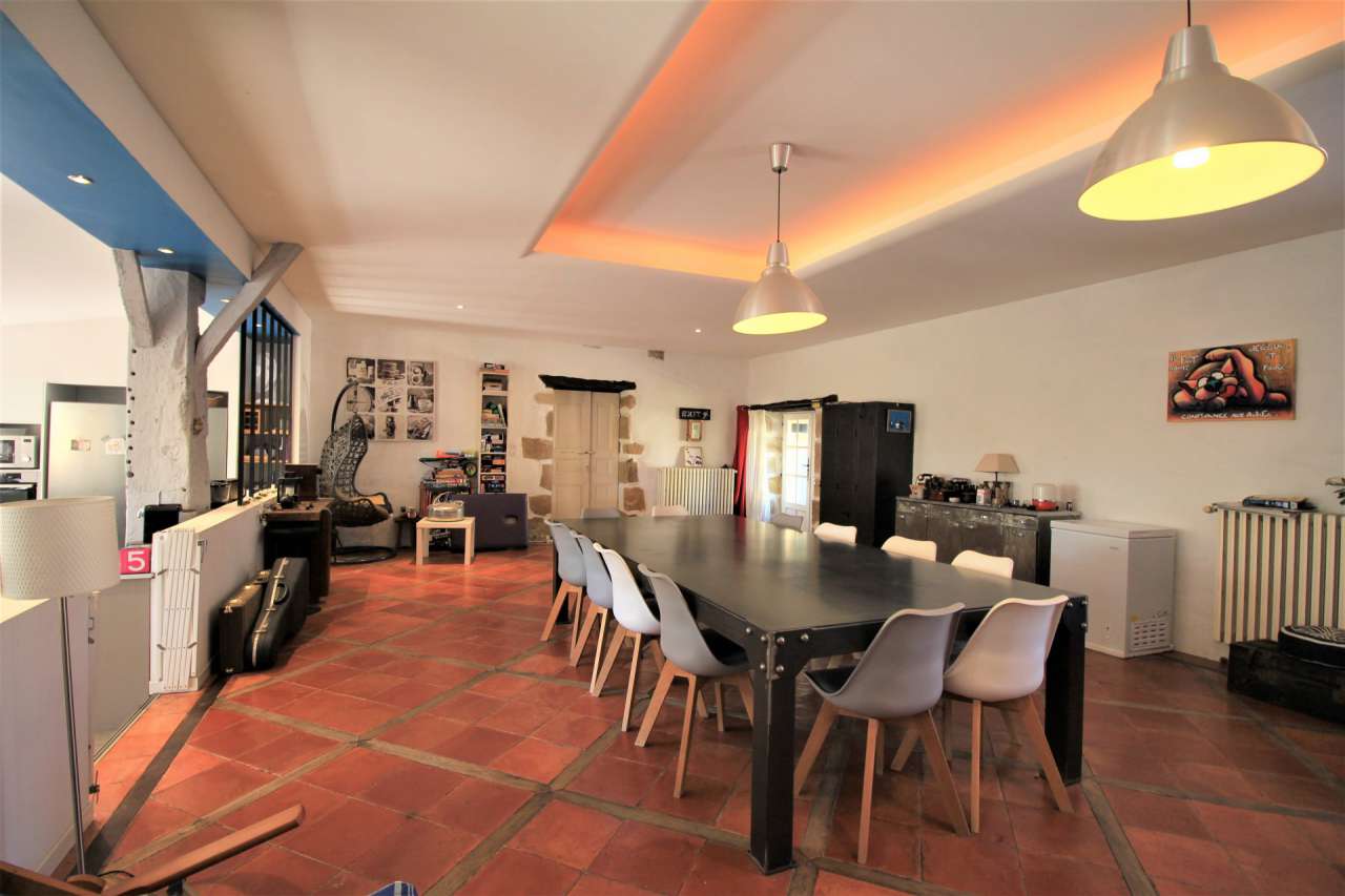 Stunning stone built estate located in a quiet setting in Duras, with a vas