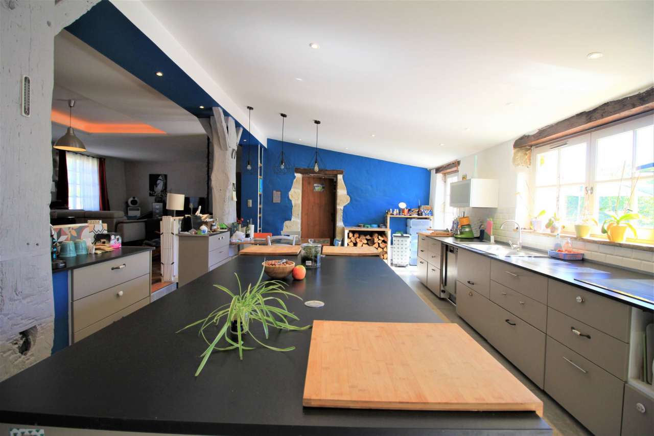 Stunning stone built estate located in a quiet setting in Duras, with a vas