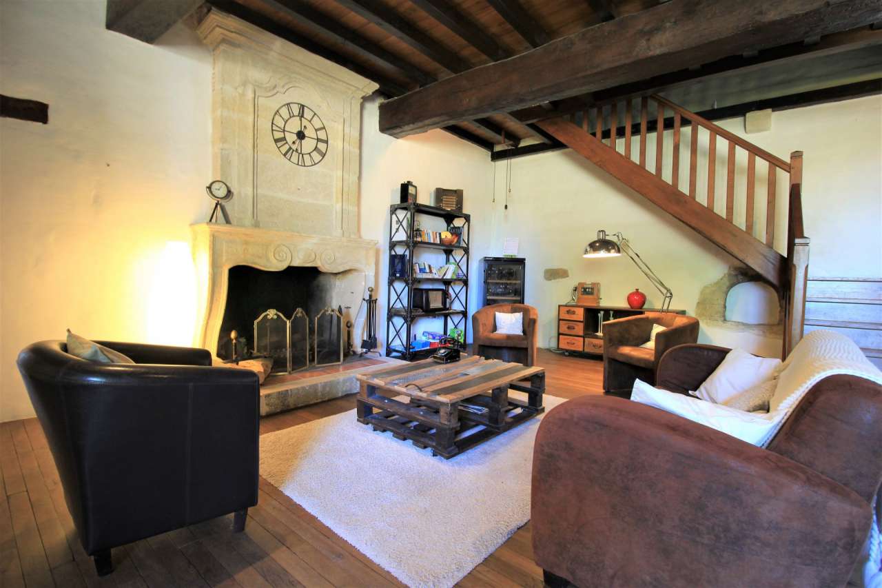 Stunning stone built estate located in a quiet setting in Duras, with a vas