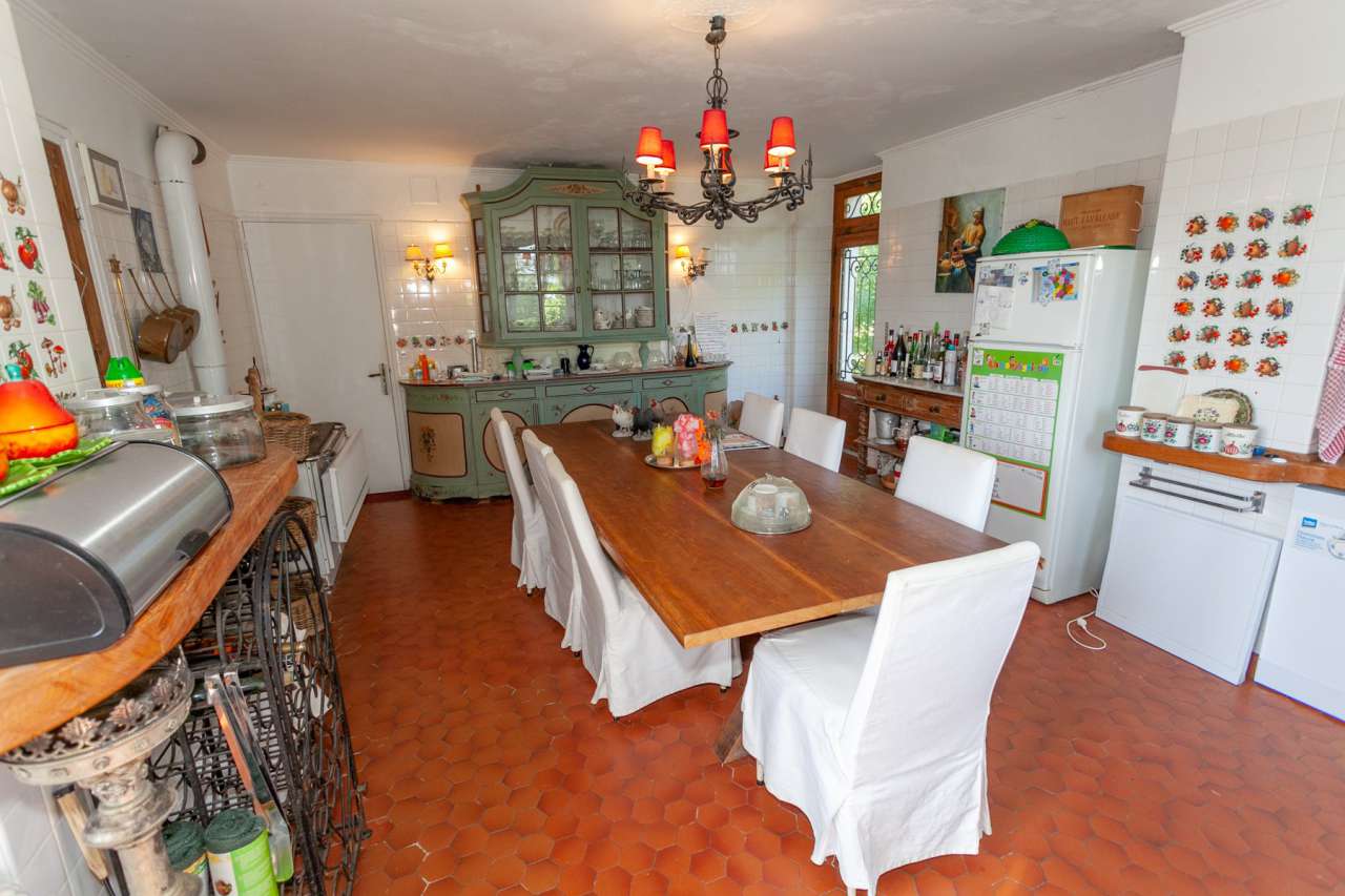 Unique opportunity to acquire a beautiful historical 3 storey, 7 bedroom Fr