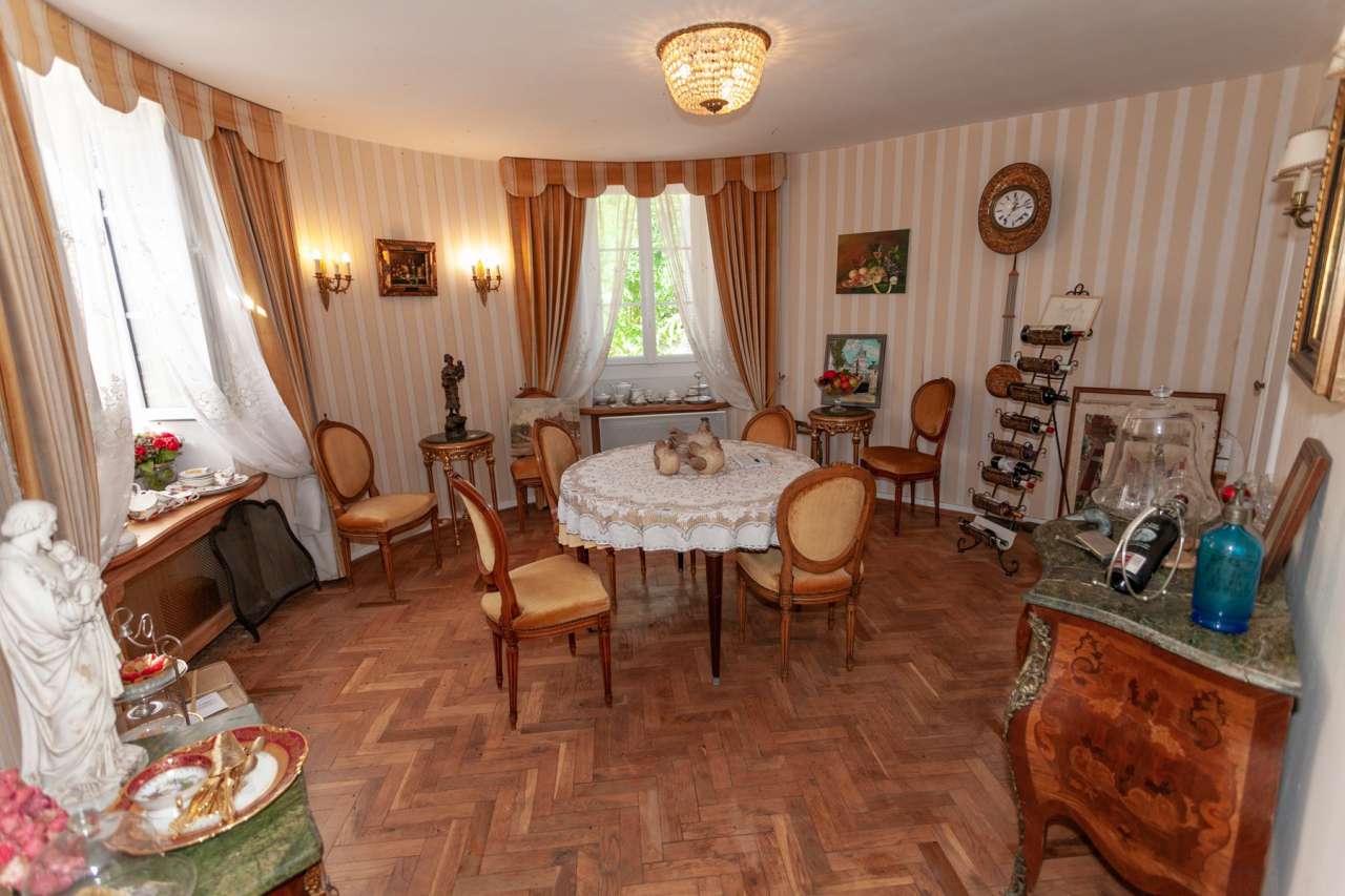 Unique opportunity to acquire a beautiful historical 3 storey, 7 bedroom Fr