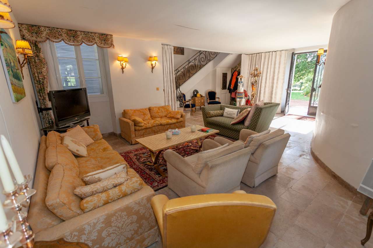 Unique opportunity to acquire a beautiful historical 3 storey, 7 bedroom Fr