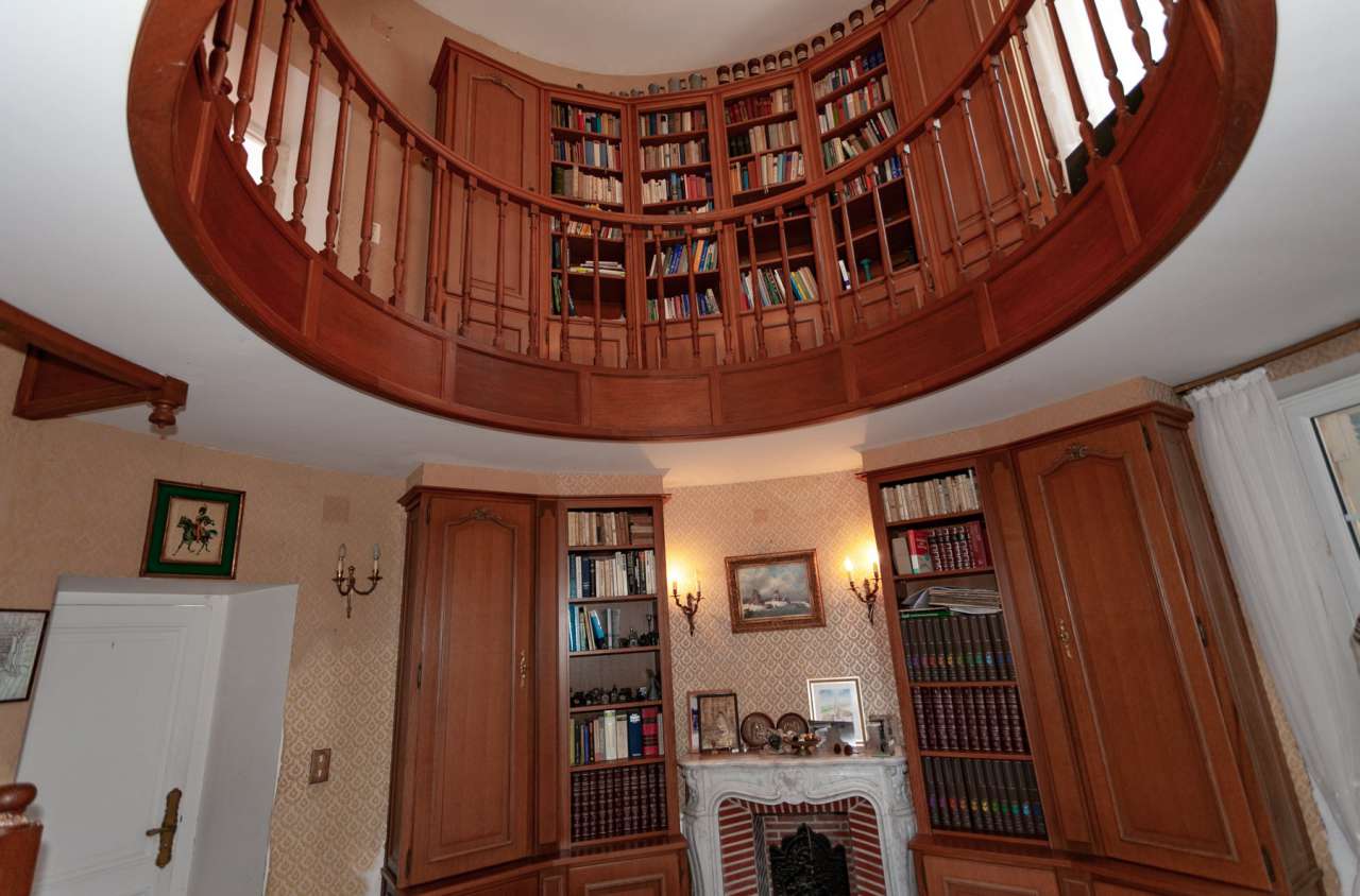 Unique opportunity to acquire a beautiful historical 3 storey, 7 bedroom Fr
