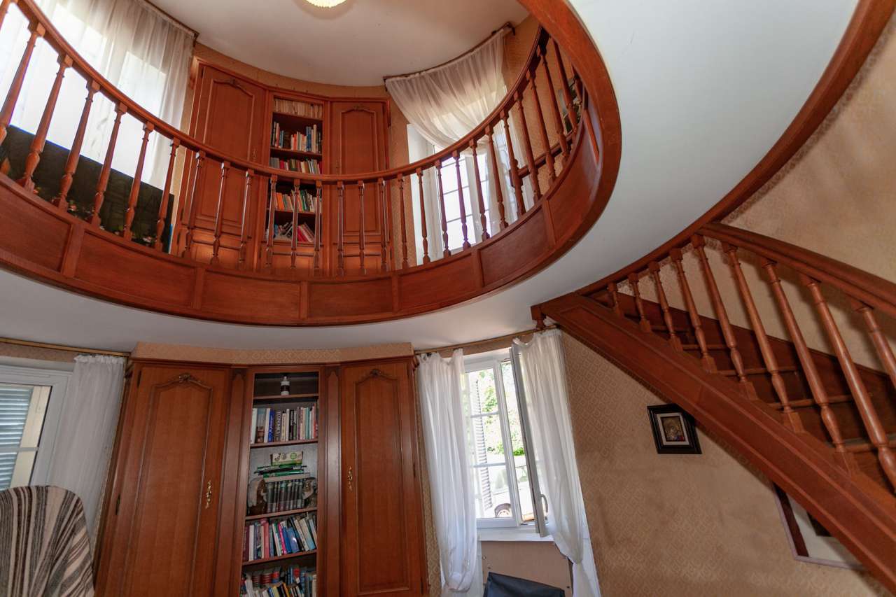 Unique opportunity to acquire a beautiful historical 3 storey, 7 bedroom Fr