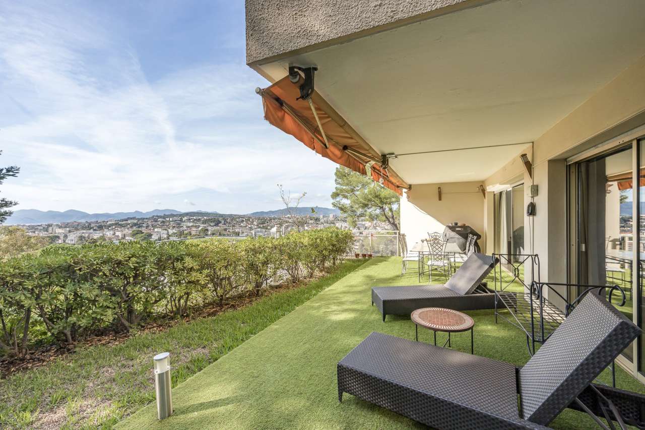 Spacious 2 bedroom ground floor apartment, which is ideally situated within